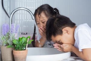 ninos lav&aacute;ndose los dientes